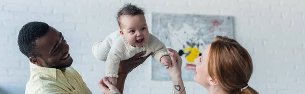 Parents multiethniques s'amuser avec bébé fille gaie, bannière — Photo de stock