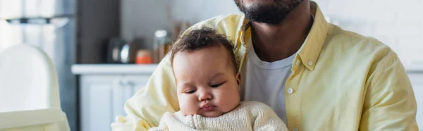 Uomo afroamericano con neonato in cucina, stendardo — Foto stock