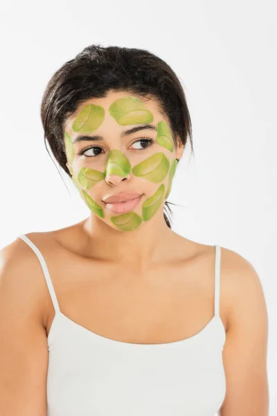 Giovane donna con maschera verde sul viso su sfondo bianco — Foto stock