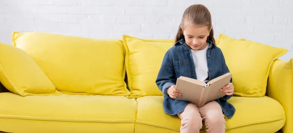 Livre de lecture fille sur canapé jaune, bannière — Photo de stock