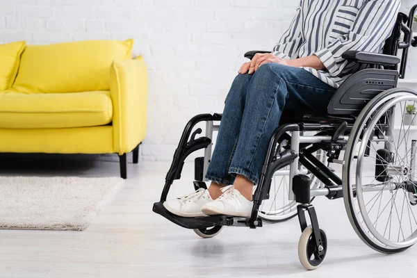 Обрезанный вид пожилой женщины в инвалидной коляске дома — стоковое фото