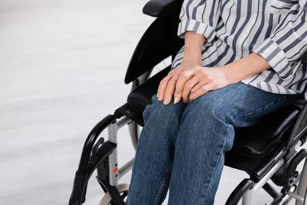 Vista ritagliata del pensionato in sedia a rotelle a casa — Foto stock