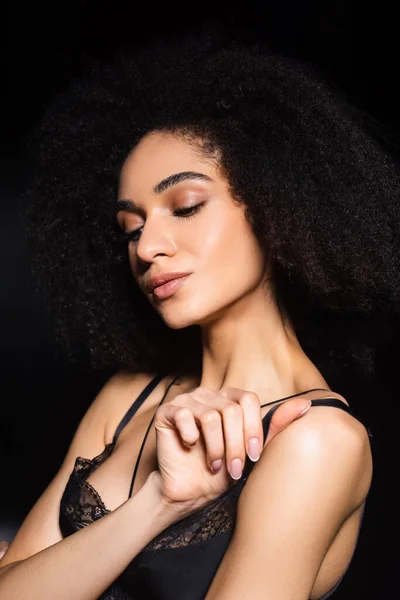 Seducente donna afroamericana con cinturino in pizzo isolato su nero — Foto stock