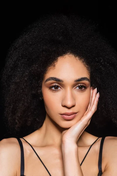 Jolie femme afro-américaine regardant loin isolé sur noir — Photo de stock