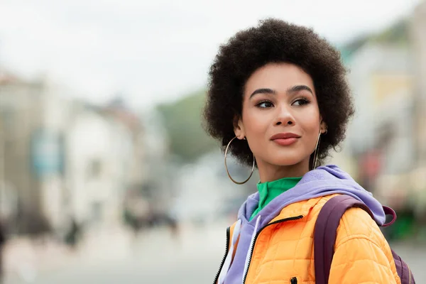 Ziemlich afrikanisch amerikanisch frau looking away outdoor — Stockfoto