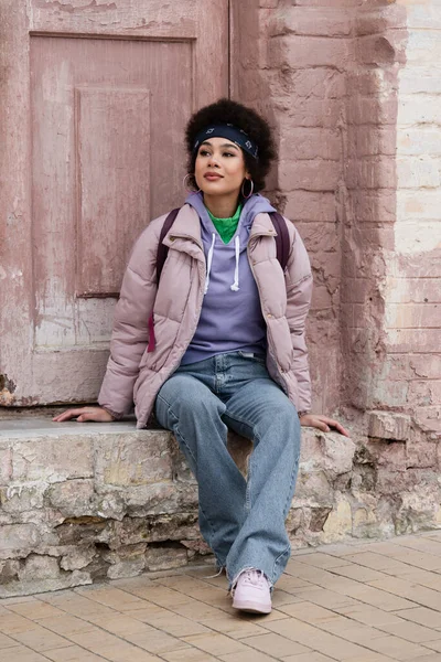 Donna afroamericana seduta sulla scala vicino al vecchio edificio — Foto stock