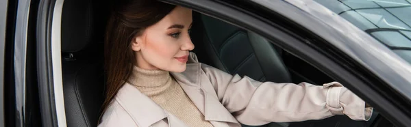 Jeune femme souriant tout en conduisant l'automobile, bannière — Photo de stock