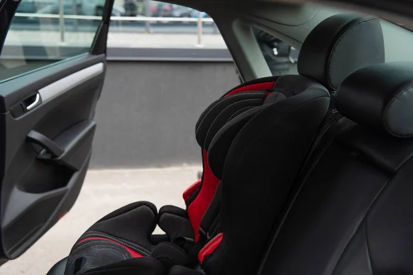 Ергономічне дитяче крісло всередині сучасного автомобіля — стокове фото