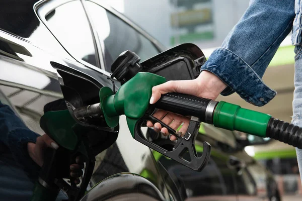 Blick auf Frau, die Auto an Tankstelle betankt — Stockfoto