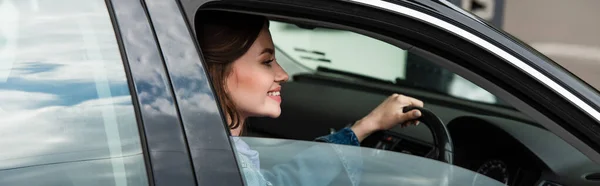 Jovem mulher alegre dirigindo automóvel na cidade, banner — Fotografia de Stock