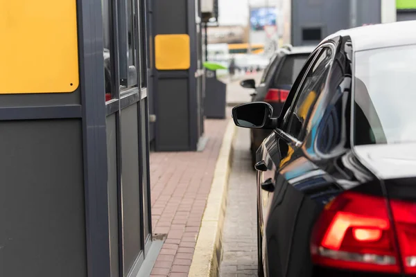 Blurred modern cars in line on urban street — Stock Photo