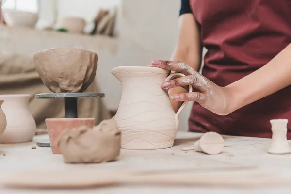 Vista parziale di giovane donna afro-americana toccare vaso di argilla in ceramica — Foto stock