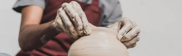 Vue partielle du jeune homme afro-américain sculptant pot d'argile en poterie, bannière — Photo de stock