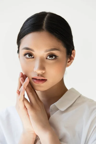Портрет японской женщины в белой рубашке, изолированной на сером — стоковое фото