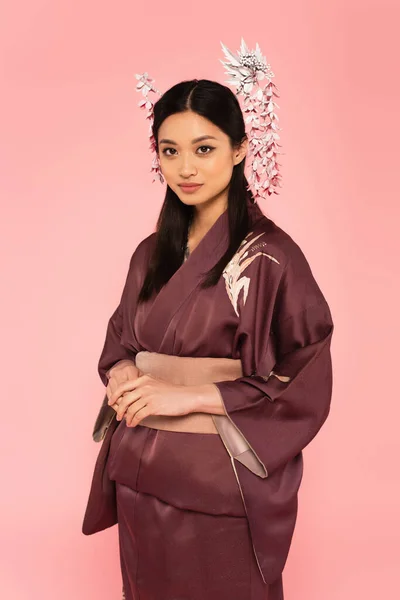 Donna asiatica in kimono e kanzashi tradizionale in capelli isolati su rosa — Foto stock