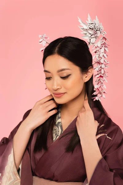 Giovane donna giapponese regolazione kimono isolato su rosa — Foto stock
