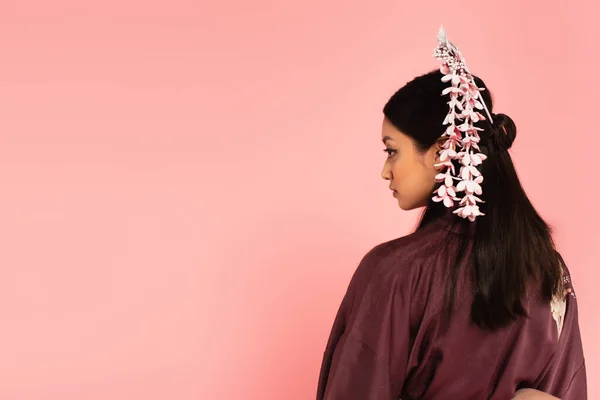 Vista lateral da mulher japonesa com kanzashi tradicional no cabelo isolado no rosa — Fotografia de Stock