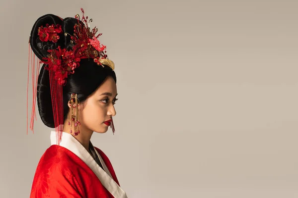 Vista lateral da mulher japonesa com penteado tradicional isolado em cinza — Fotografia de Stock