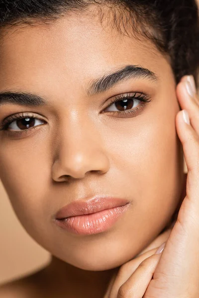 Close up de mulher americana africana bonita isolado no bege — Fotografia de Stock