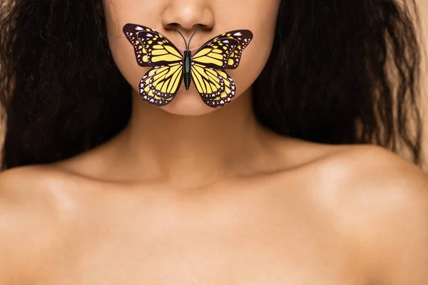 Обрезанный вид африканской молодой женщины с бабочкой на губах — стоковое фото
