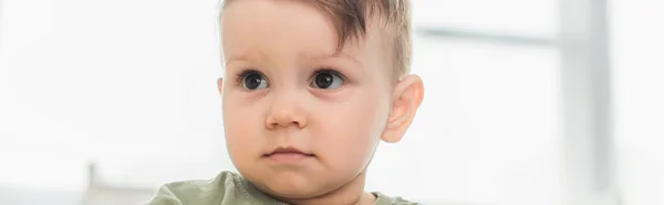 Niño mirando a su casa, pancarta - foto de stock