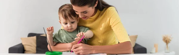 Mère et enfant dessinent à la maison, bannière — Photo de stock