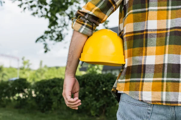 Visão traseira do trabalhador cortado com hardhat ao ar livre, conceito de dia de trabalho — Fotografia de Stock