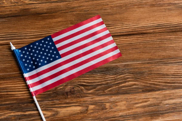 Vue du haut du petit drapeau américain sur une table en bois — Photo de stock