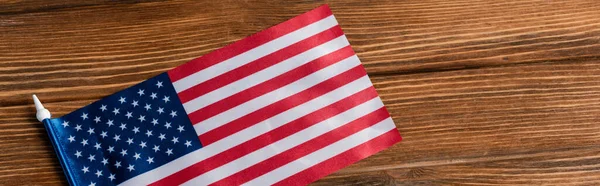 Draufsicht auf kleine amerikanische Flagge auf Holzfläche, Banner — Stockfoto