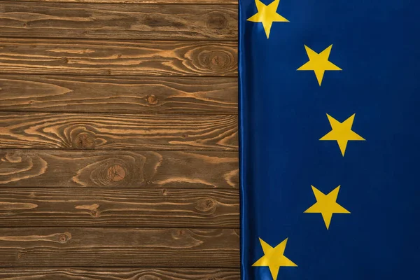 Vue de dessus du drapeau de l'union européenne sur la surface en bois — Photo de stock