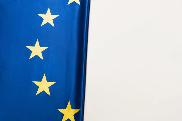 Vista superior de la bandera de la Unión Europea aislada en blanco - foto de stock