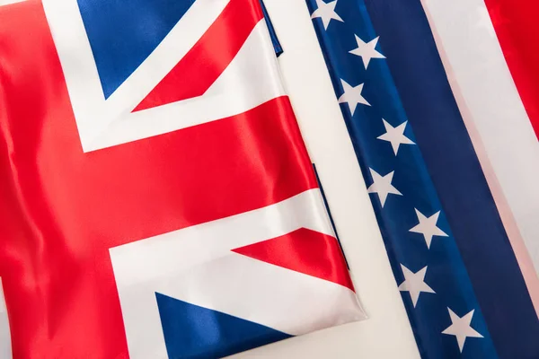 Vista superior de banderas británicas y americanas nacionales aisladas en blanco - foto de stock