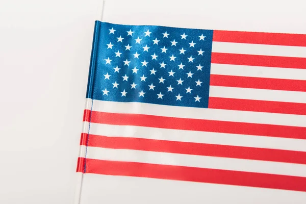 Vista superior de la bandera americana con estrellas y rayas aisladas en blanco - foto de stock