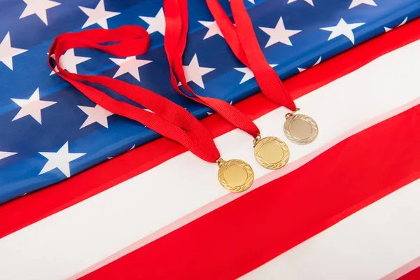 Высокий угол обзора золотых медалей на американском флаге — стоковое фото