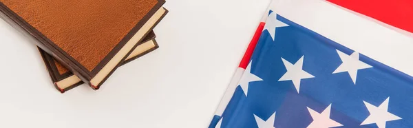 Vista superior de la bandera americana cerca de libros aislados en blanco, bandera - foto de stock