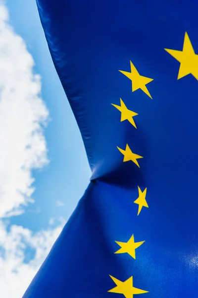 Vue du bas du drapeau de l'Union européenne contre le ciel — Photo de stock