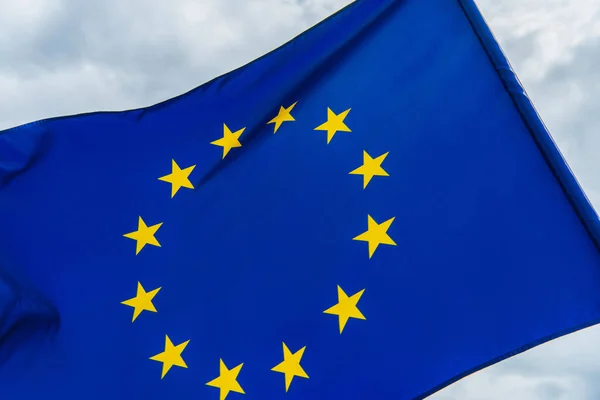 Низький кут зору європейського прапора Союзу на хмарне небо — стокове фото
