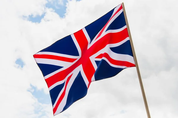 Национальный флаг Соединенного Королевства с красным крестом против неба — стоковое фото