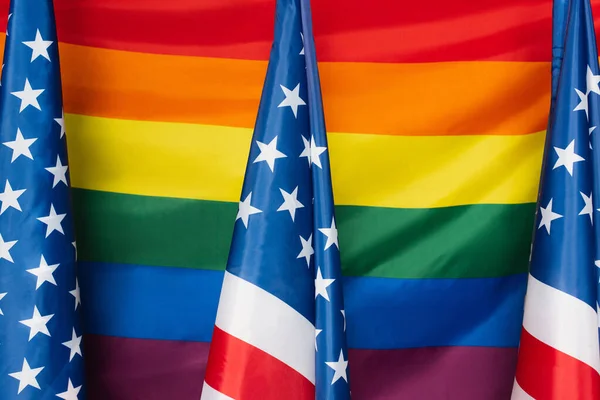 Bandeiras americanas contra lgbt fundo colorido — Fotografia de Stock