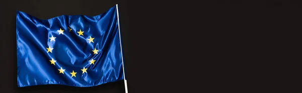 Синий флаг Европейского союза, изолированный на черном, баннер — стоковое фото