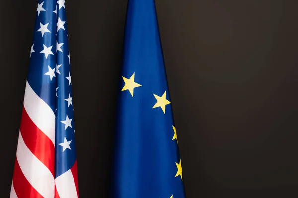 Union européenne bleue et drapeaux américains isolés sur noir — Photo de stock