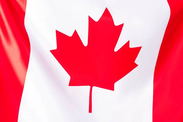 Primer plano de la bandera canadiense blanca con hoja de arce rojo - foto de stock