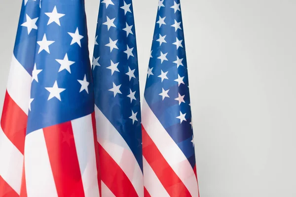 Bandeiras vermelhas e azuis da américa isoladas em cinza — Fotografia de Stock