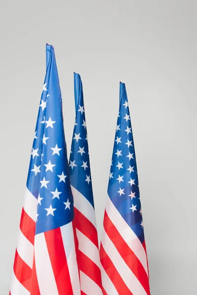 Drapeaux rouges et bleus des Etats-Unis isolés sur gris — Photo de stock