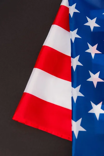 Primer plano de la bandera roja y azul de América aislada sobre negro - foto de stock