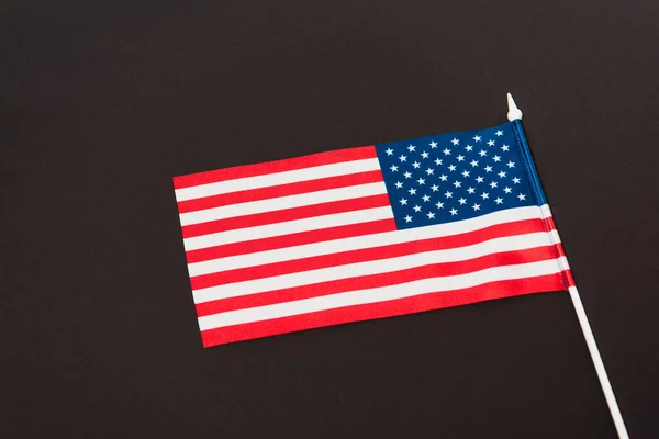 Bandera roja y azul de América aislada sobre negro - foto de stock