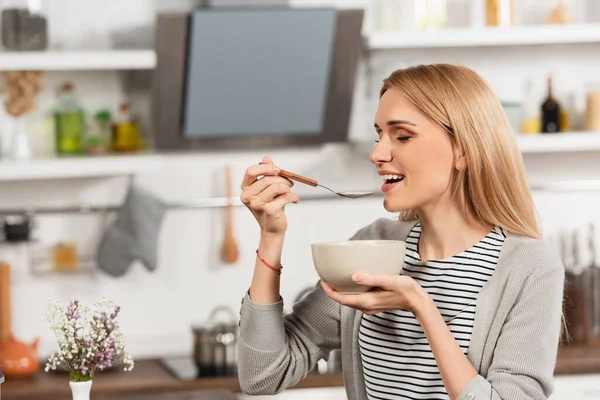 Donna allegra che fa colazione in cucina — Foto stock