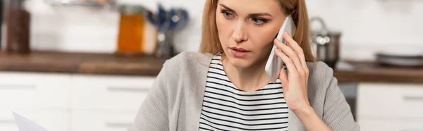 Femme blonde parlant sur smartphone à la maison, bannière — Photo de stock