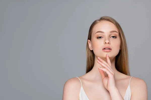 Bonita joven con maquillaje aislado en gris - foto de stock