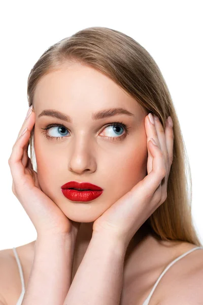 Jeune femme aux yeux bleus et aux lèvres rouges regardant loin isolé sur blanc — Photo de stock